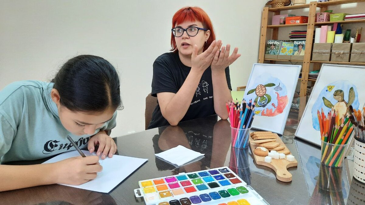 На занятиях в арт-студии.