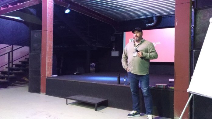 Ильдар Шале решил выпустить сувениры из пыли. Фото автора