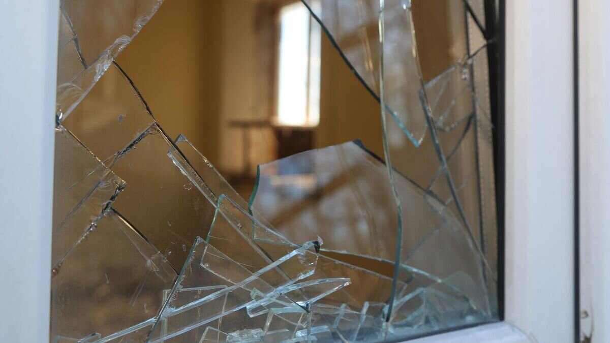    Разбитое окно в жилом доме в Киевском районе Донецка, где в ночь на 20 февраля была ликвидирована украинская диверсионная группа© РИА Новости / Сергей Аверин