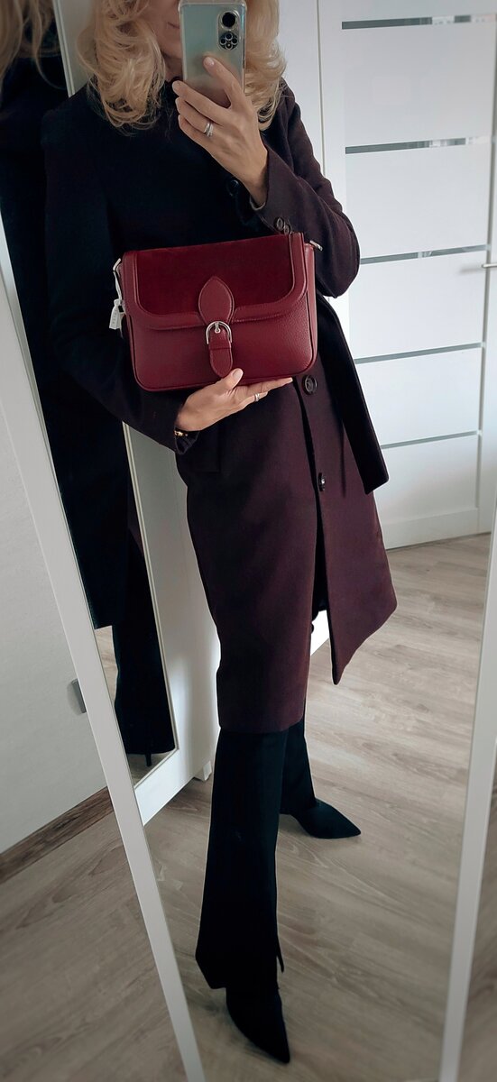 Сумка в вишневом цвете. Модель 625. Мне нравится, как красиво смотрится вставка из замши на клапане сумочки.