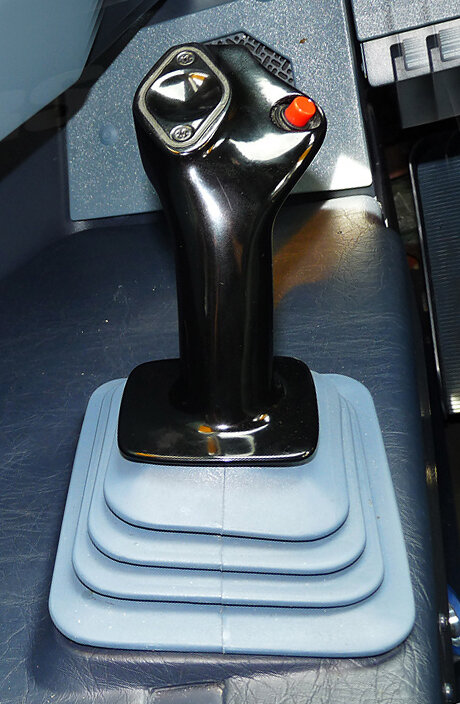 Сайдстик (слева у командира, справа у второго пилота) 