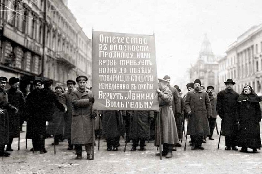 Этот день в учебнике истории. 7 ноября 1917 года