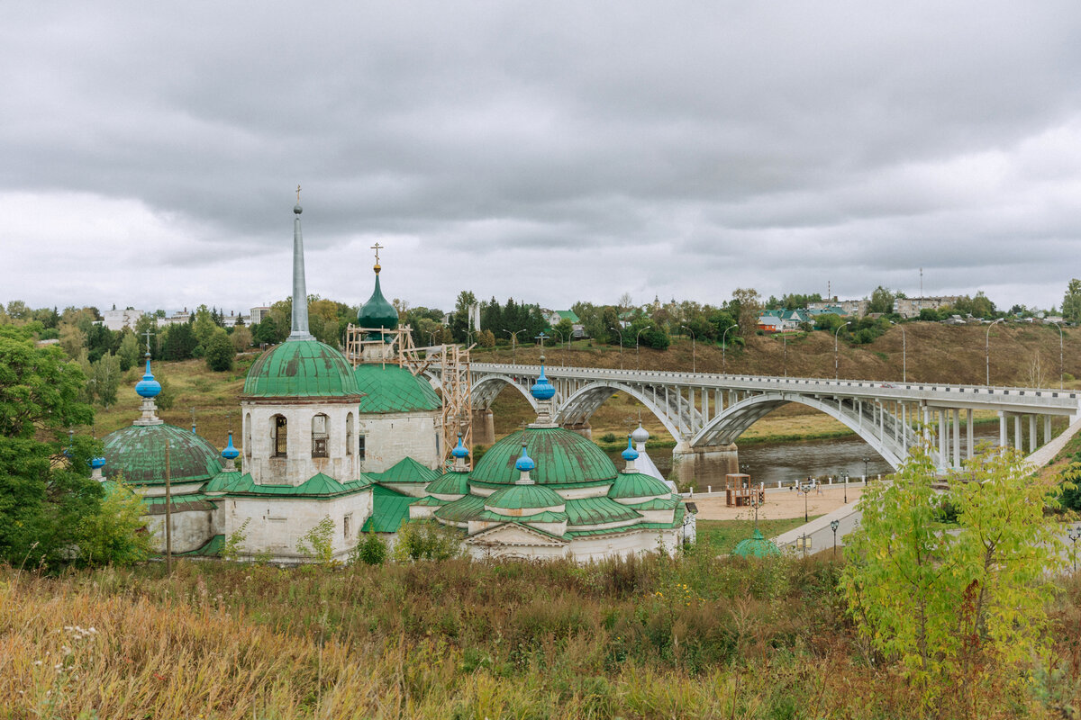 вид на Храм Рождества Богородицы и мост через Волгу