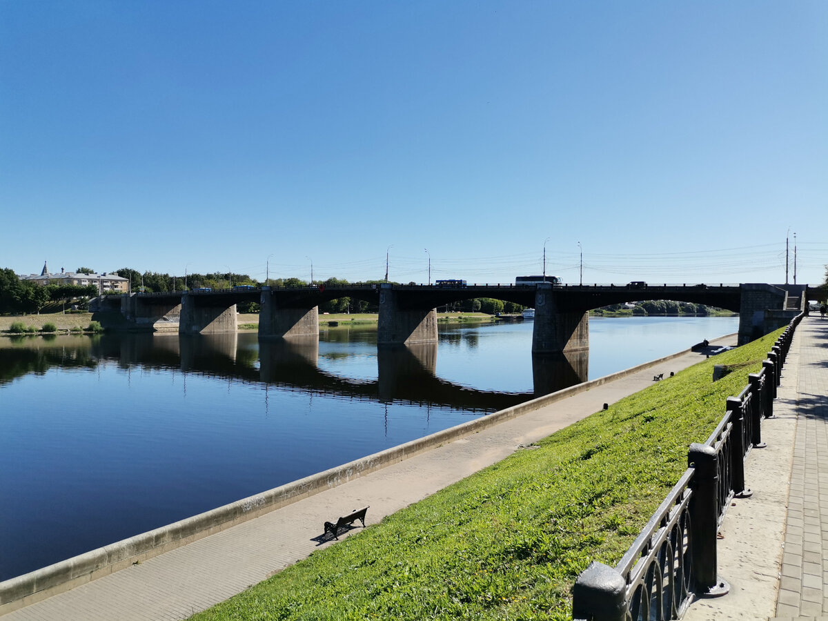 В конце моста виден спуск на набережную. 