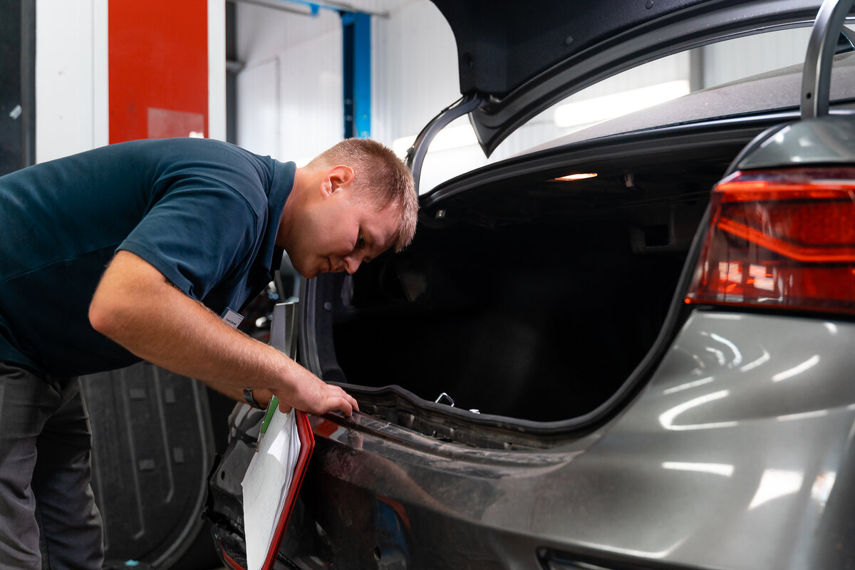 Наш мастер за оценкой повреждений автомобиля