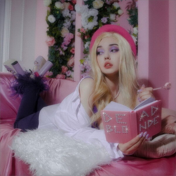     Dead Blonde пытается перейти на новый уровень отношений с «Просто другом»