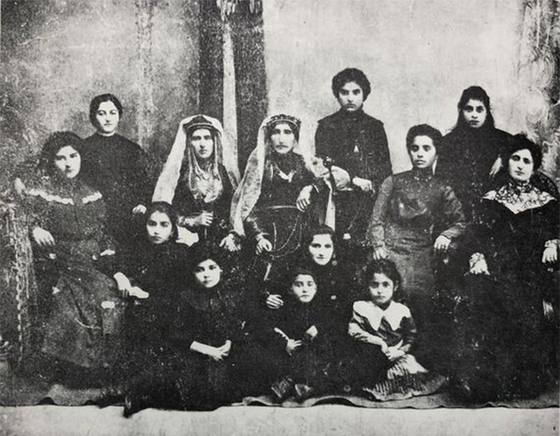 Эллен Бузанд (первая справа, второй ряд) с девушками и женщинами из рода Стамбольцян, 1905 год, Карс. Фото: EVN Report