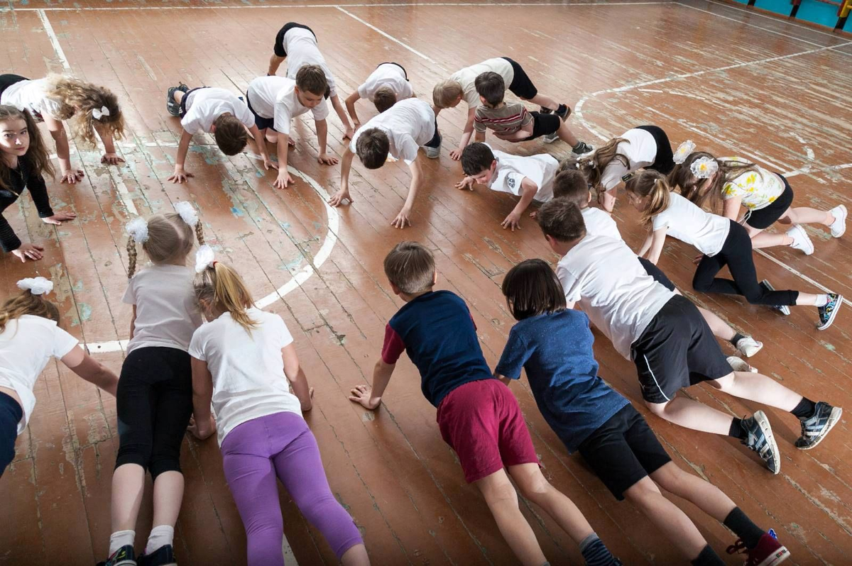 школьный ли заниматься. урок физкультуры в школе. спортивные занятия. школьный ли заниматься. гимнастки на тренировке.