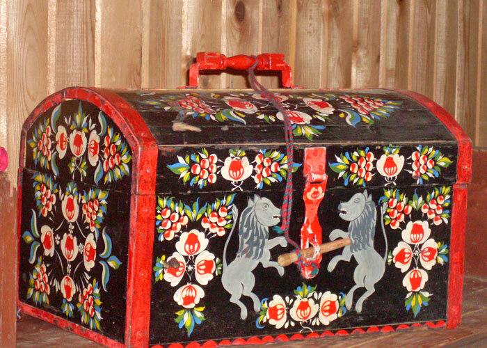 Кич-городецкая роспись. Фото из открытых источников.