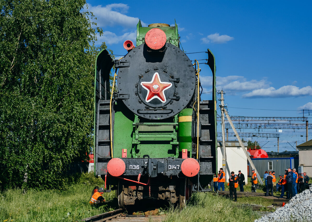 Процесс демонтажа паровоза П36-0147 с постамента. Костромская область, станция Шарья, 15.06.2018