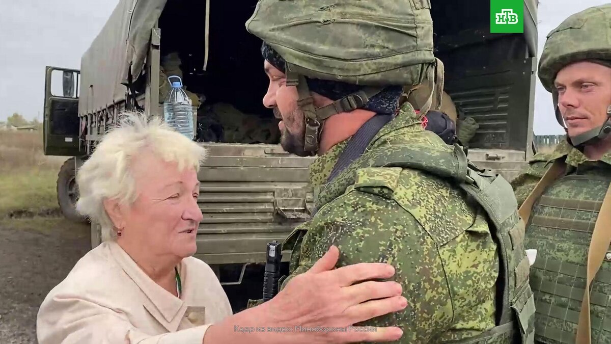    «Спасибо за мужество!»: жители Донбасса встречают мобилизованных россиян