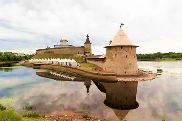 Башни города русской Ганзы в виде Пскова потому и похожи на башни Любека.