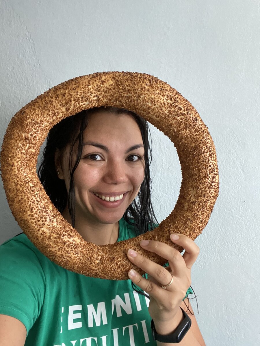 Фото автора с турецким национальным бубликом-симит.