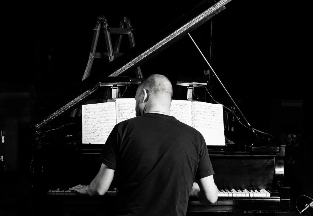 Клинт Мэ́нселл (англ. Clint Mansell, полное имя — Кли́нтон Дэ́ррил Мэ́нселл, род. 7 января 1963, Ковентри, Англия) — британский музыкант и композитор, бывший вокалист и гитарист группы Pop Will Eat Itself. Автор звуковых дорожек к фильмам Даррена Аронофски и Данкана Джонса.