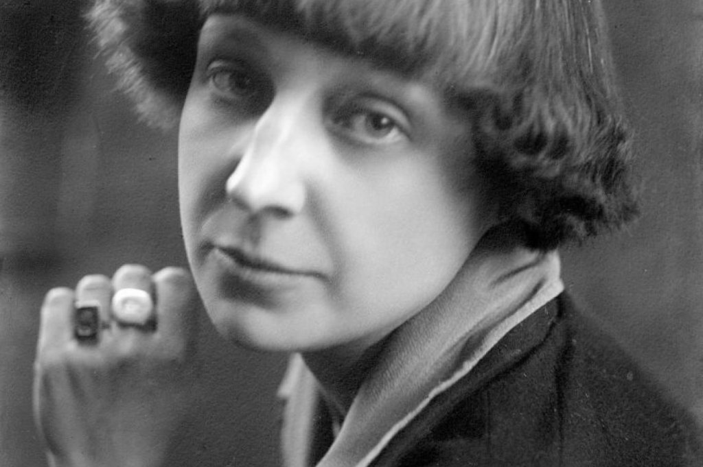 Марина Ивановна Цветаева родилась 26 сентября 1892 года, с субботы на воскресенье, в полночь, на Иоана Богослова, почти в самом центре Москвы, в Трёхпрудном переулке, в семье профессора-искусствоведа и талантливой пианистки.