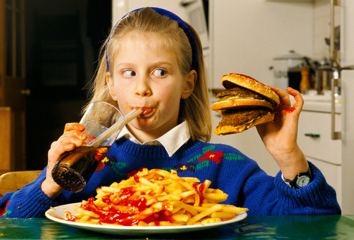 Eat junk food. Неправильное питание детей. Неправильное питание подростков. Вредная еда для детей школьного возраста. Дети едят фаст фуд.