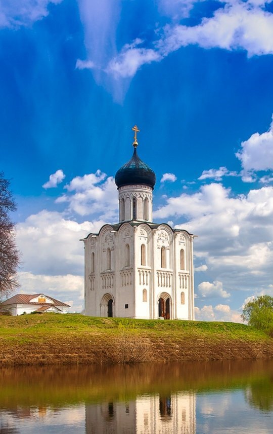 Знаменитая церковь Покрова-на-Нерли, XII век. Фото взято с ресурса Яндекс.Картинки 