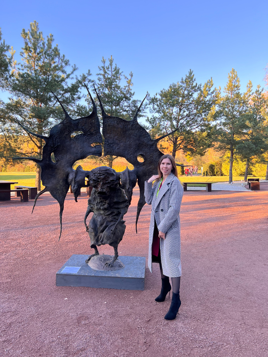 Скульптуры разные. Эта называется «Воспоминания». Что за жись была у автора? 