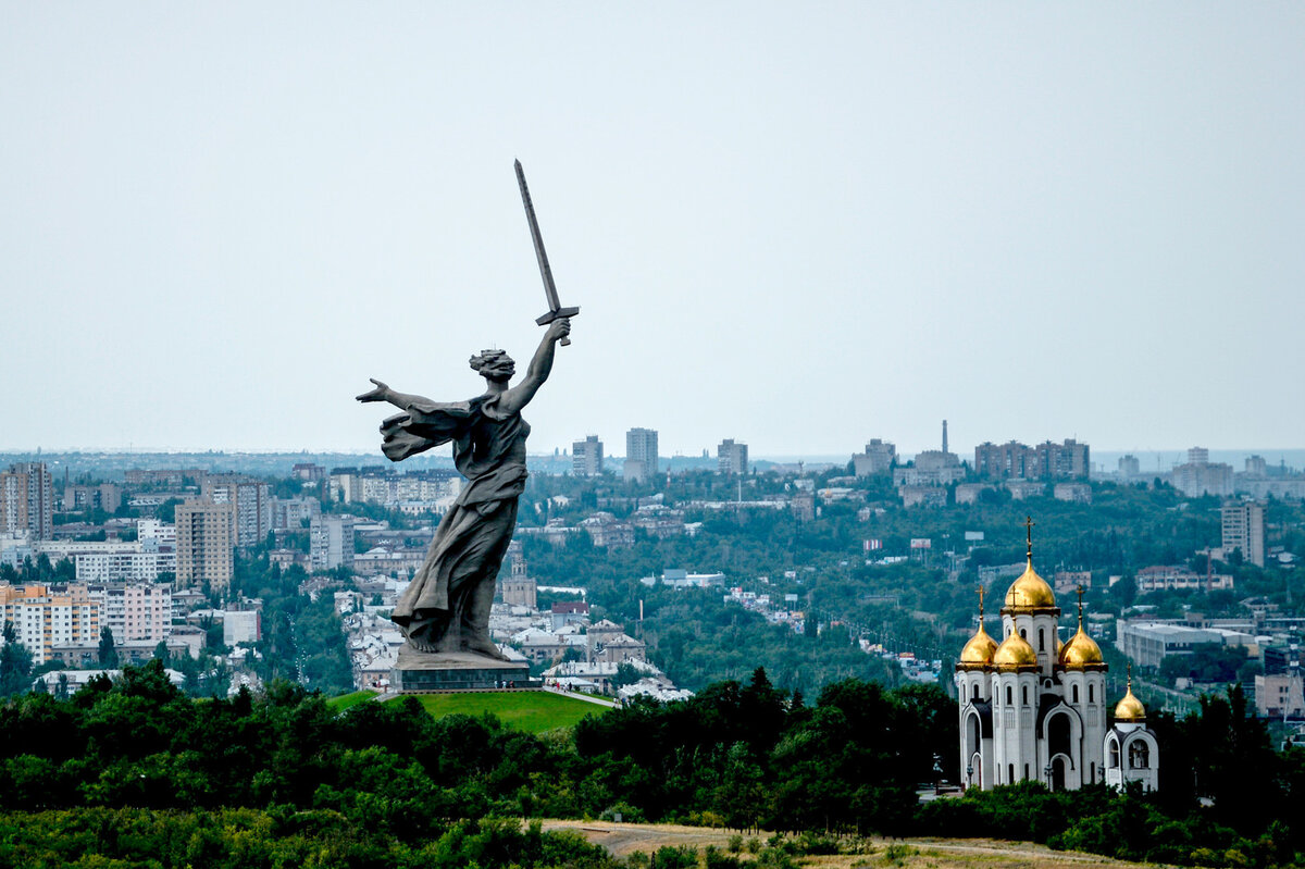 Городу волгограду лет. Родина мать Украина. Памятник Родина мать в Волгограде. Волгоград Родина мать с Волги. Родина мать Волгоград сверху.