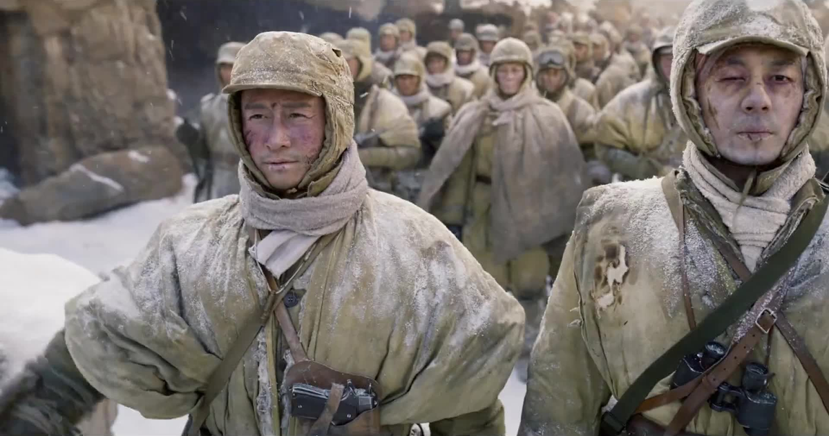 парни в озера попали в прошлое. брендан фрейзер путешествие к центру земли. парни в озера попали в прошлое. парни в озера попали в прошлое. человек сидит на берегу реки.