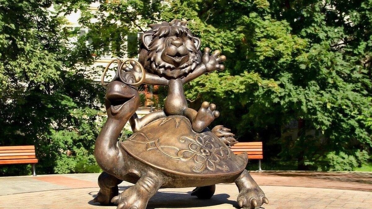 Памятник героям мультфильма "Как львенок и черепаха пели песню" - (Источник фото: https://yandex.ru/images/)