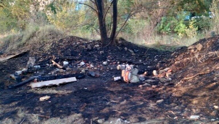     Больше года в микрорайоне «Радуга» в Изобильном не утихают соседские распри из-за бездомных собак, живущих на окраине. В минувшие выходные конфликт между зоозащитниками и противниками бродячих свор полыхнул пятиметровым пламенем от очередной подожженной будки, передает корреспондент News Tracker.