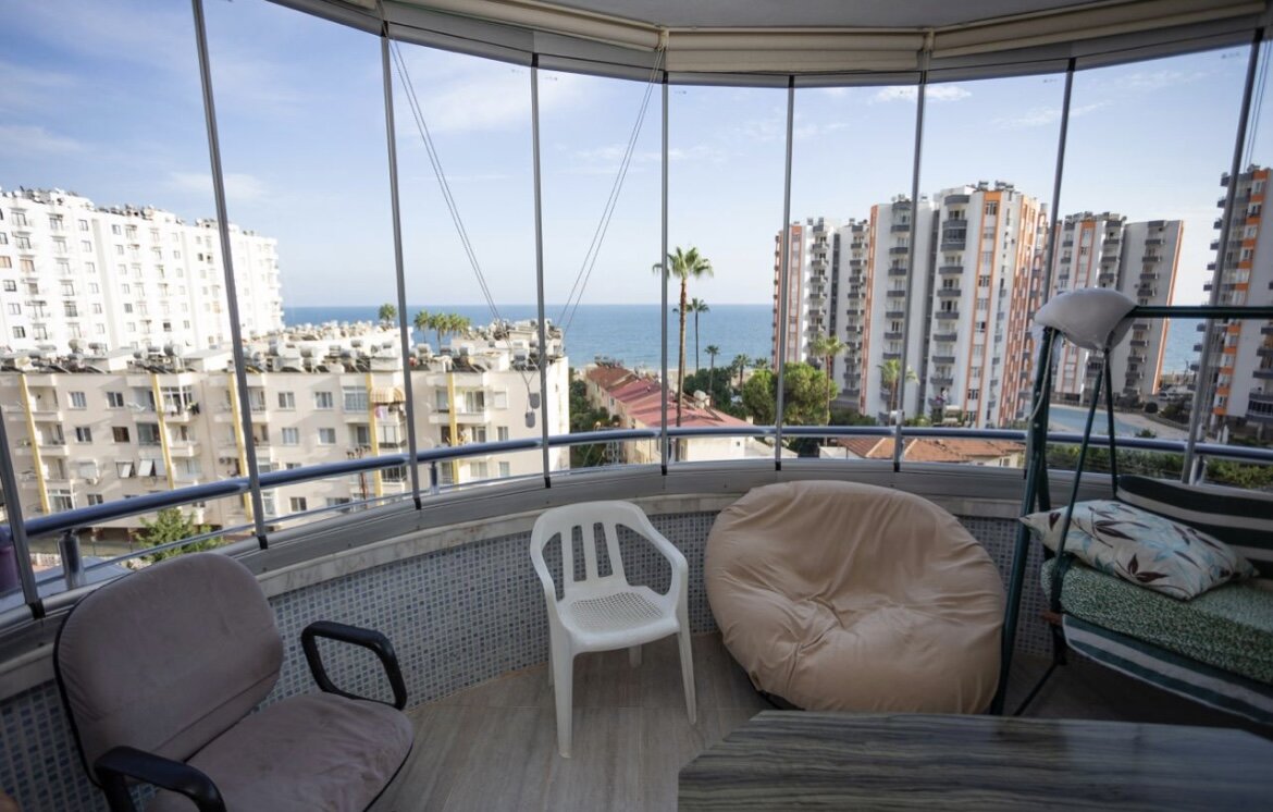 квартира с таким шикарным балконом и видом на море сейчас продается в Мерсине