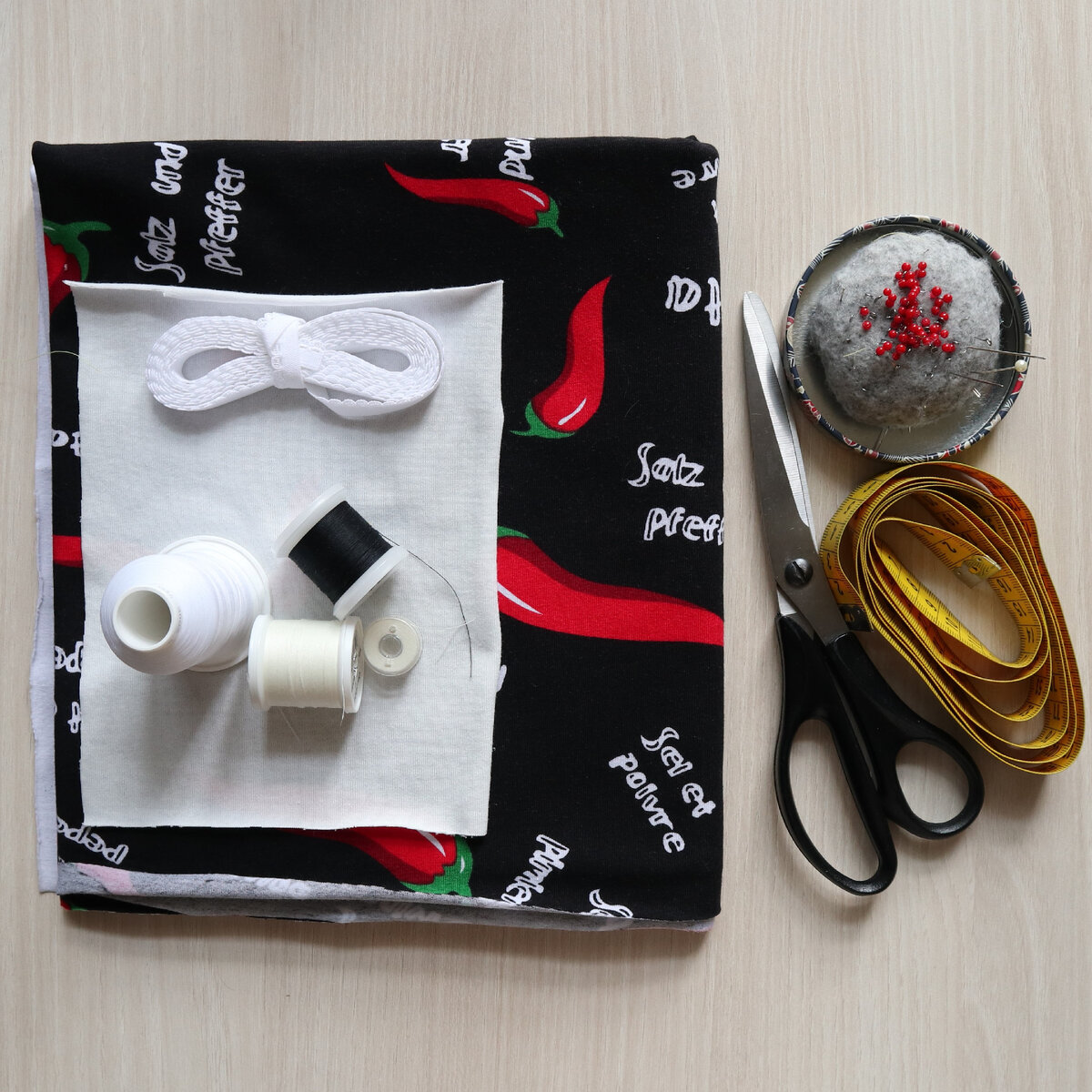 Нитки для шитья, текстурированные нити (если используете оверлок), сантиметровая лента, портновские булавки, ножницы или нож для раскроя, игла, нитки для сметывания.