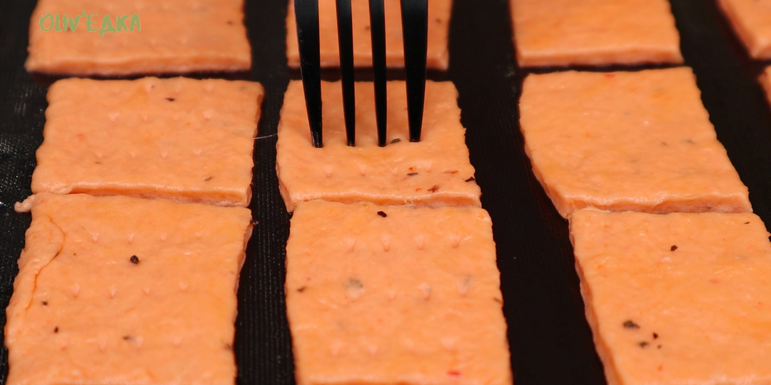 Пеку домашние томатные крекеры, после таких магазинных уже не захочется! Нужно всего 2 основных ингредиента