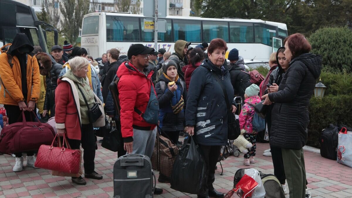    Эвакуированные жители Херсона возле железнодорожного вокзала в Джанкое© РИА Новости / Макс Ветров