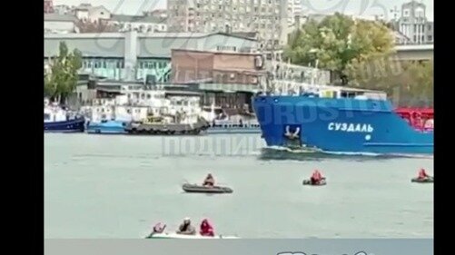    В Ростовской области двигавшийся по реке Дон танкер врезался с лодку с рыбаками, сообщили очевидцы в соцсети «ВКонтакте».