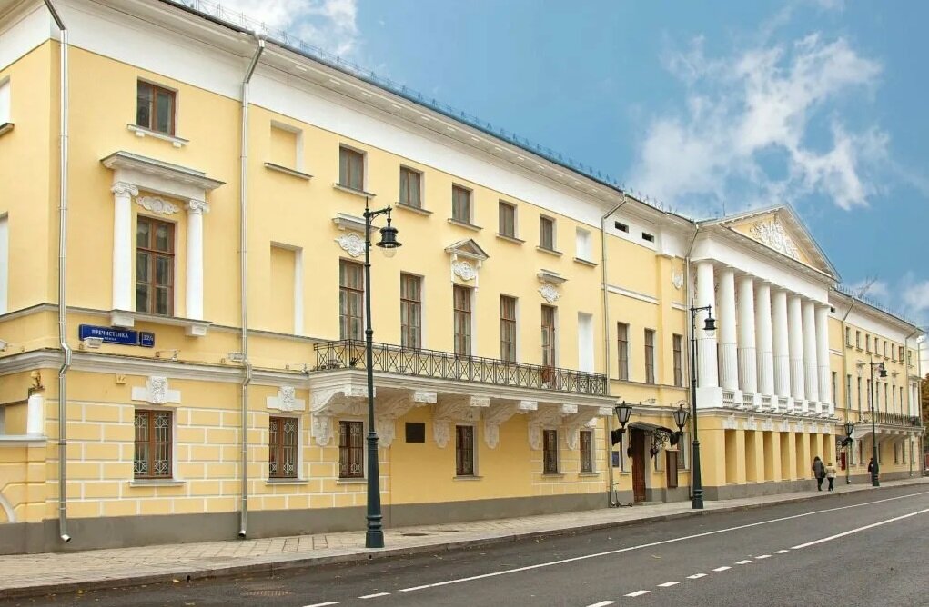 Главный дом городской усадьбы Охотниковых на Пречистенке (Яндекс картинки)