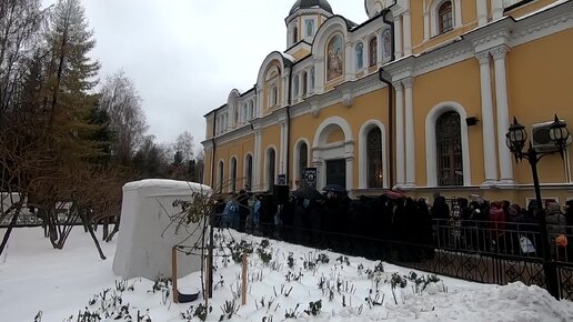 День рождение Матроны Московской в Покровском монастыре. Тысячи людей пришли почтить память Святой