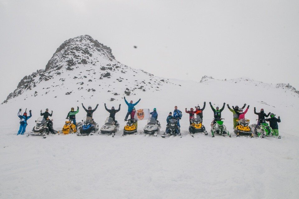     На вершине экструзии Верблюд установили Знамя Победы. Фото: Михаил ПЕШКОВ // Сеть природных парков «Вулканы Камчатки»