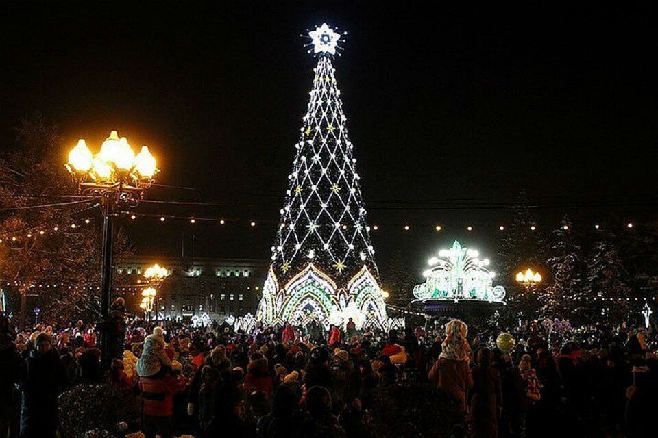     Елка в сквере Кирова - самое популярное место в Новый год.  ПЫХАЛОВА Юлия (архив)