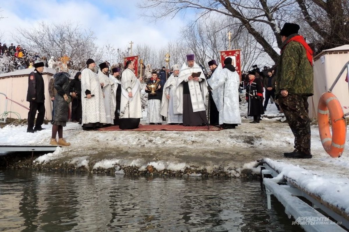    Традиционные крещенские купания, по словам священника, не стоит делать центром всего праздника.