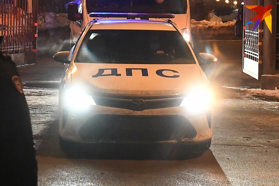     Белая машина выезжала со двора, а ребенок переходил дорогу в неположенном месте. Иван МАКЕЕВ