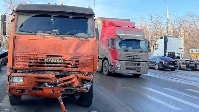     Полицейские, по предварительной версии, считают, что жуткую аварию с маршруткой в Кировском районе Волгограда мог спровоцировать водитель «КамАза», сообщает областное ГУ МВД. Три человека в результате ДТП погибли, еще шестеро пострадали.