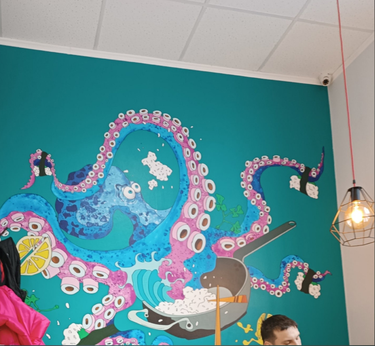 На стене осьминог