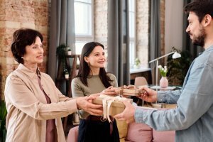 Например, типовой повторяемый сюжет выглядит так: есть пара, у которой замечательная жизнь, но тут появляется теща (свекровь, кузен, деверь или сноха), которая все портит. Аудитория гневно обрушивается на тещу, и мир в паре восстанавливается.