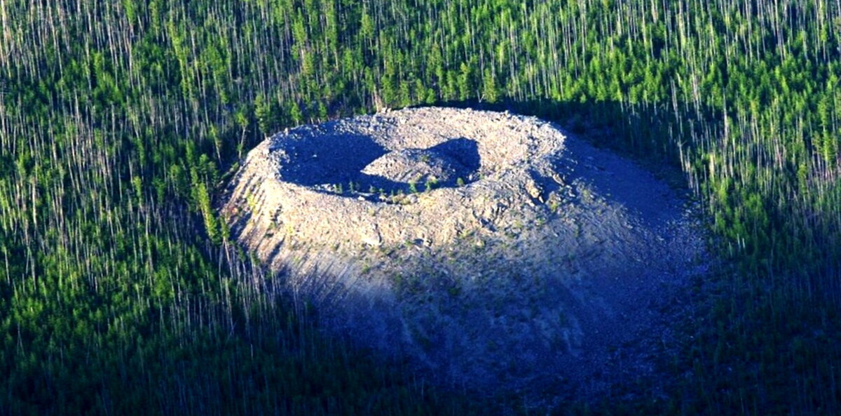 Патомский кратер — конус из раздробленных известняковых глыб на склоне горы Патомского нагорья в Бодайбинском районе Иркутской области. Обнаружен в 1949 году геологом Вадимом Викторовичем Колпаковым.  Среди местного населения носит название «Гнездо огненного орла», известен также под названиями «Конус Колпакова», «Джебульдинский кратер», «Явальдинский кратер».