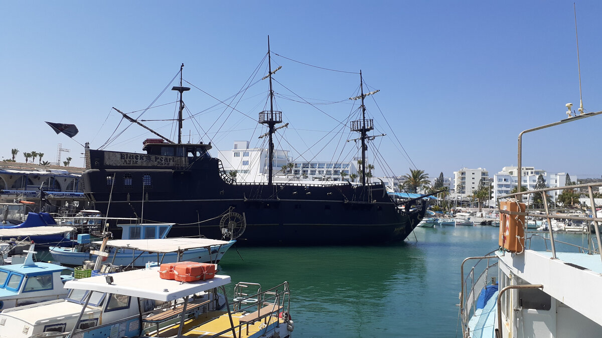 "Черная жемчужина" - корабль Джека Воробья. Как и в Турции - это веселая прогулка с детской анимацией, стоимостью 35 евро за человека.