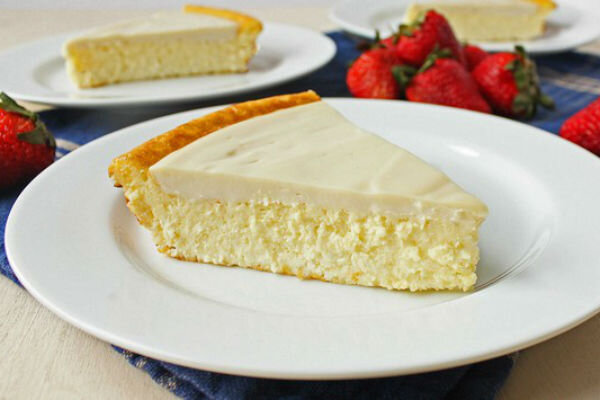 
Творог - полезный кисломолочный продукт, богатый кальцием, железом и фосфором. Но не все любят есть его в "чистом виде", поэтому с творогом существует огромное количество рецептов: сырники, ленивые вареники и, конечно, пирог. Особенно вкусным и воздушным получается творожный пирог в мультиварке по рецепту с фото на скорую руку. С пирогом приятно посидеть вечером за чашечкой чая в приятной компании, он хорошо сочетается с заварными кремами или ягодными джемами.