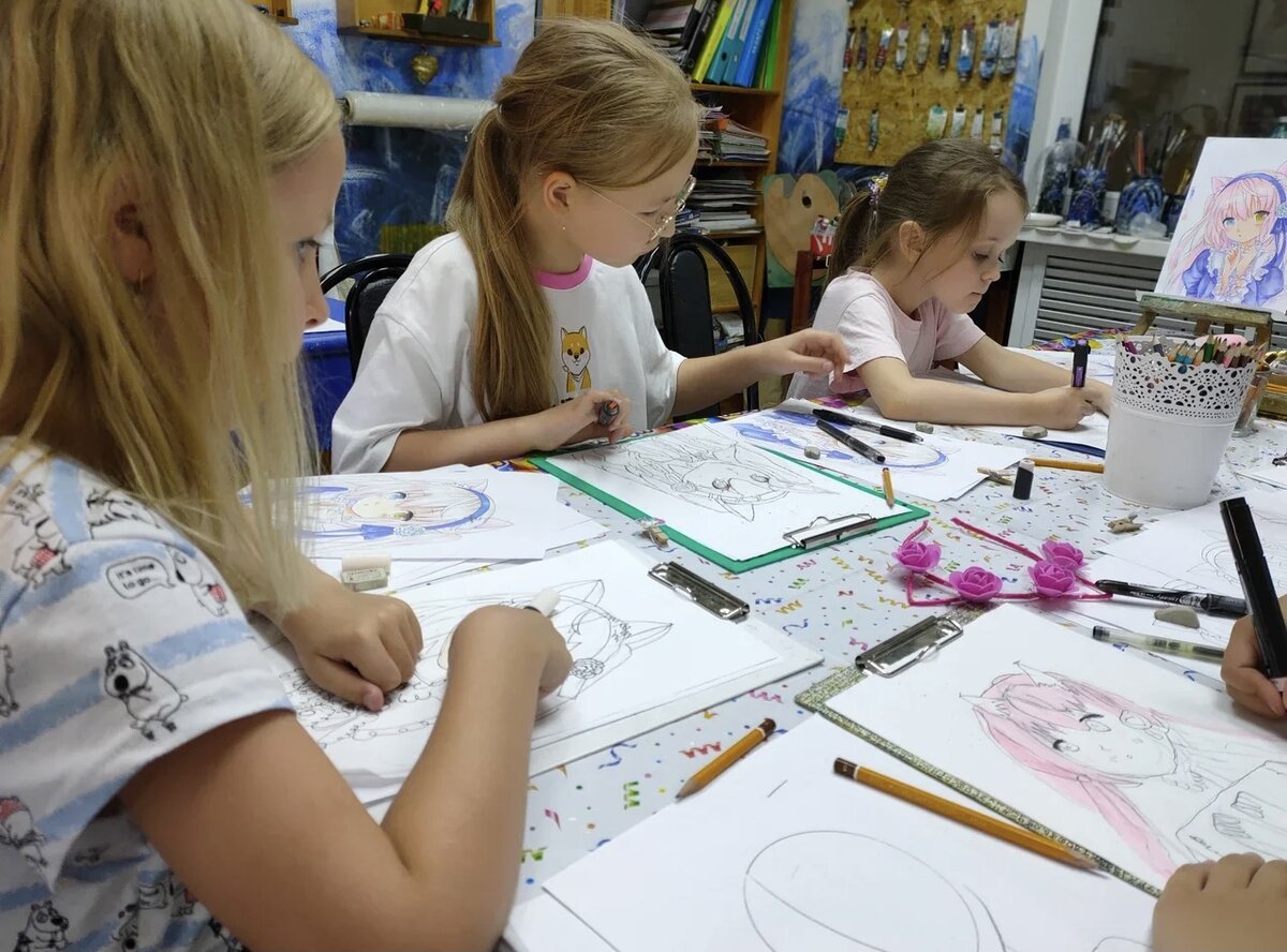 Девочки рисуют 