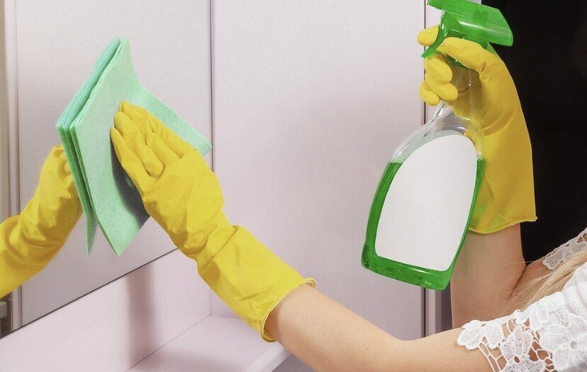 Какими средствами и как помыть зеркало без разводов?