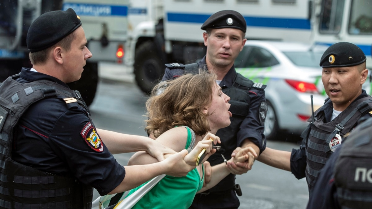 На ней платье, как у капитана - ЗАДЕРЖАТЬ!