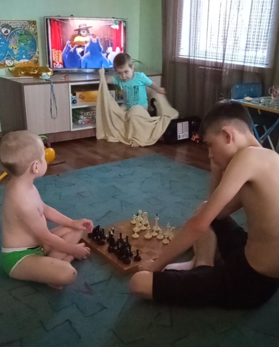 Считаю, что на этой фотографии прекрасно всё)) Ясно же, кто звезда в этом доме