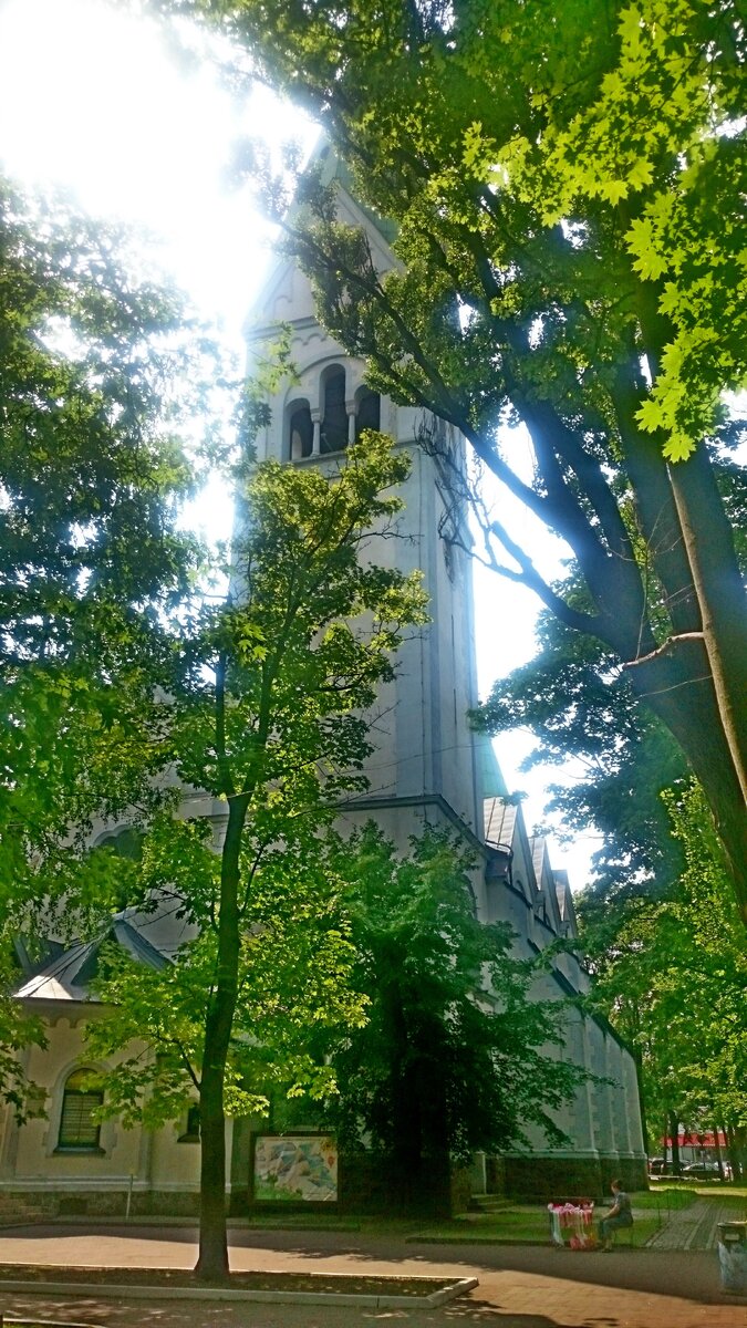 На входе встречает Кирха памяти королевы Луизы, построенная в 1899—1901 годах. Сейчас в кирхе расположен Калининградский областной театр кукол. 