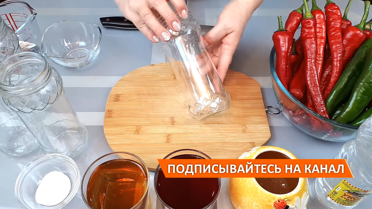 Как закрыть на зиму горький перец с уксусом и сахаром: простой рецепт