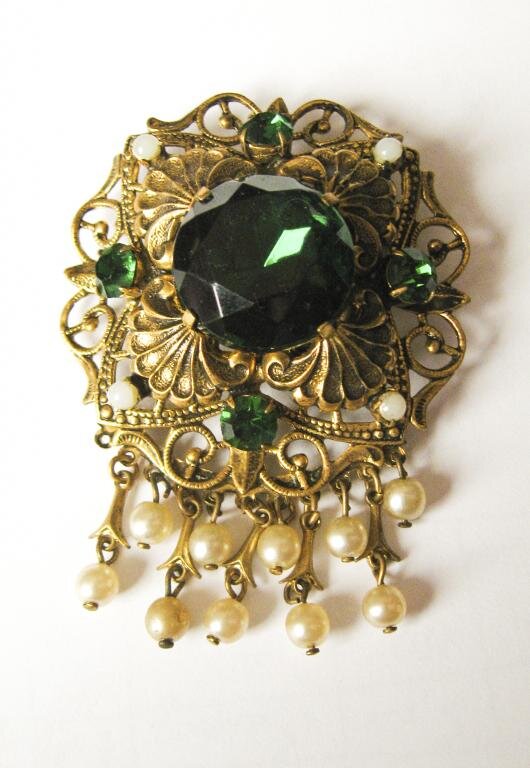 Чешская брошь с зелеными кристаллами и жемчужными подвесками.